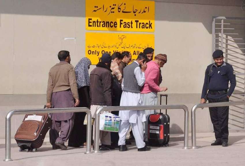 راولپنڈی: بیرون ممالک سفر کرنیوالے شہری ائیر پورٹ داخل ہو ..