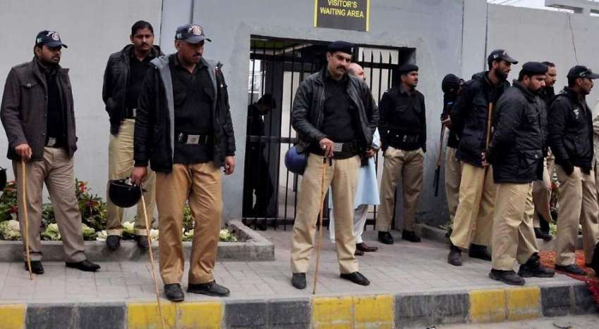 راولپنڈی: بے نظیر انٹر نیشنل ائیر پورٹ کے باہر پولیس اہلکار ..