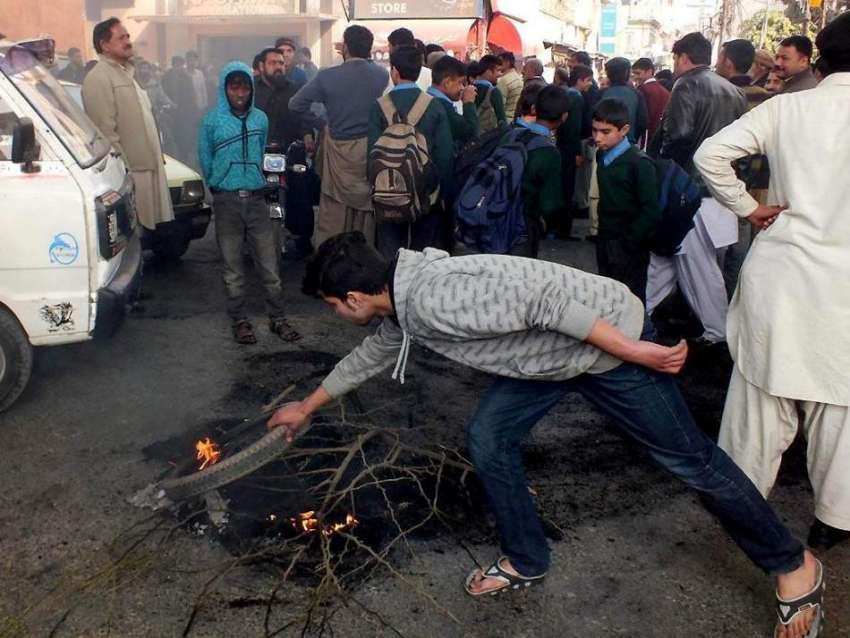 راولپنڈی: آریہ محلہ کے رہائشی ٹائر جلا کر پولیس کے خلاف احتجاج ..