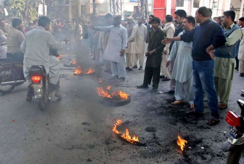 راولپنڈی: آریہ محلہ کے رہائشی ٹائر جلا کر پولیس کے خلاف احتجاج ..