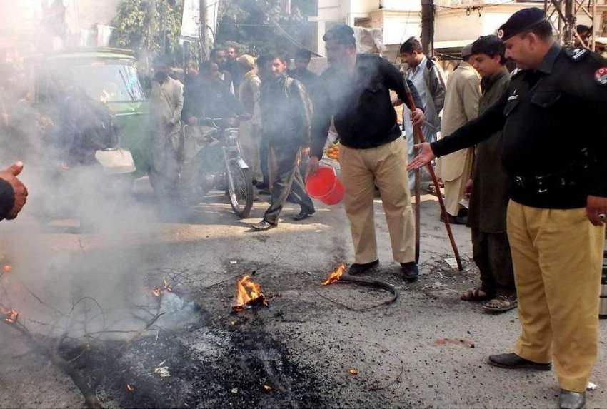 راولپنڈی: پولیس اہلکار آریہ محلہ کے رہائشیوں کے اہتجاج کے ..