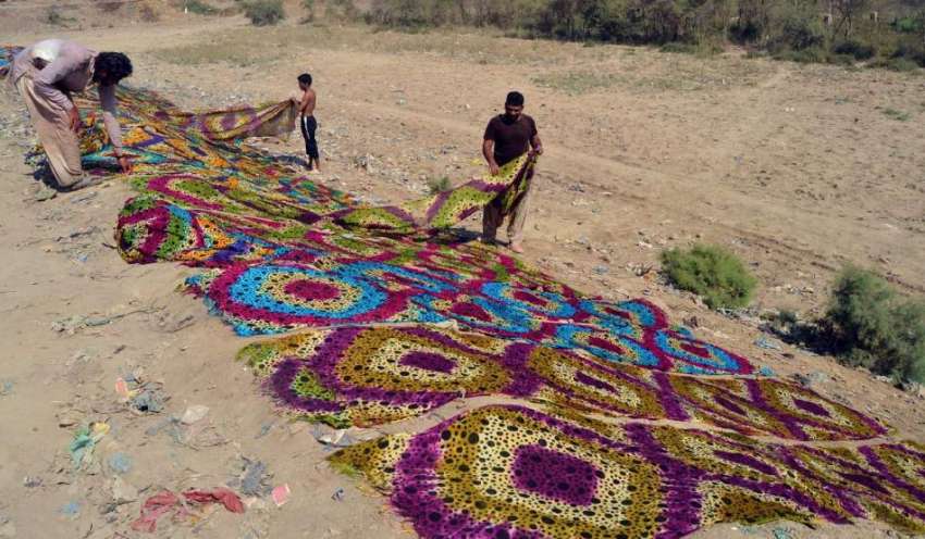 حیدر آباد: محنت کش کپڑا خشک کرنے کے عمل میں مصروف ہیں۔
