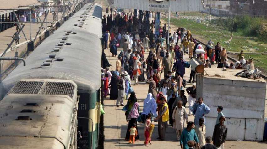 حیدر آباد: پی آئی کی ہڑتال کے باعث لوگوں کی بڑی تعداد ریلوے ..