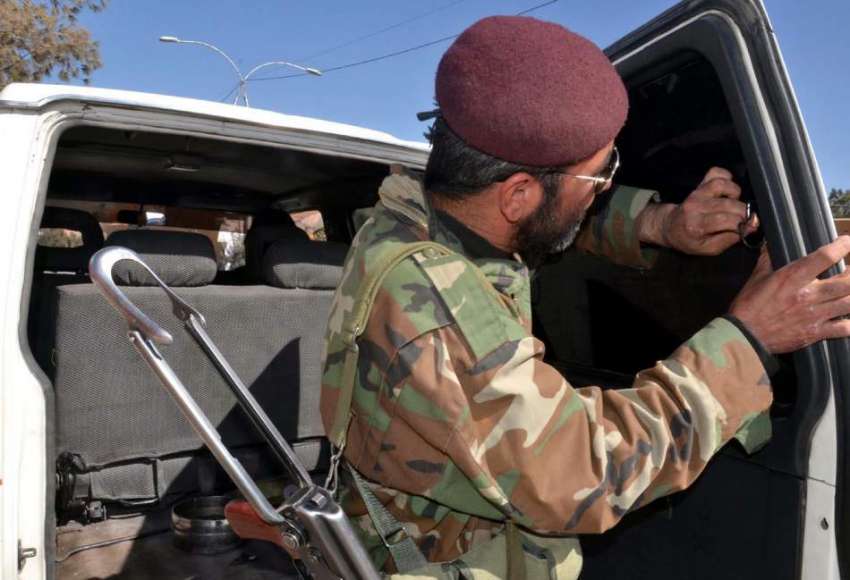 کوئٹہ: سیکیورٹی اہلکار گاڑی کے شیشوں کے کالا سٹیکر اتار ..
