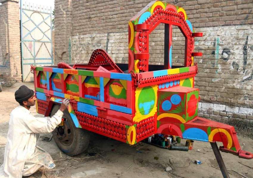 پشاور: ایک پینٹر ٹرالی کی سجاوٹ کا کام کر رہا ہے۔