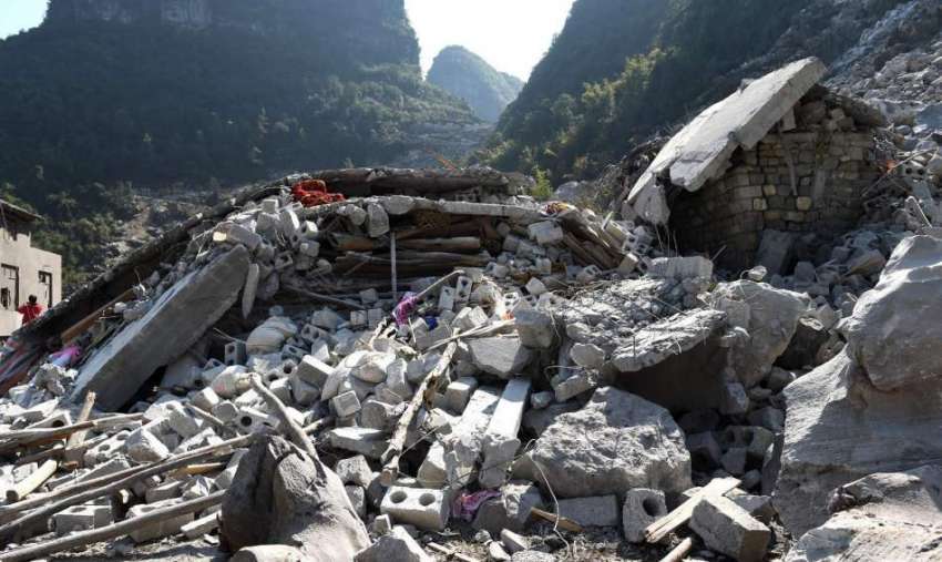 چائنہ: لینڈ سلائیڈنگ کے دوران تباہ شدہ عمارت کا منظر۔