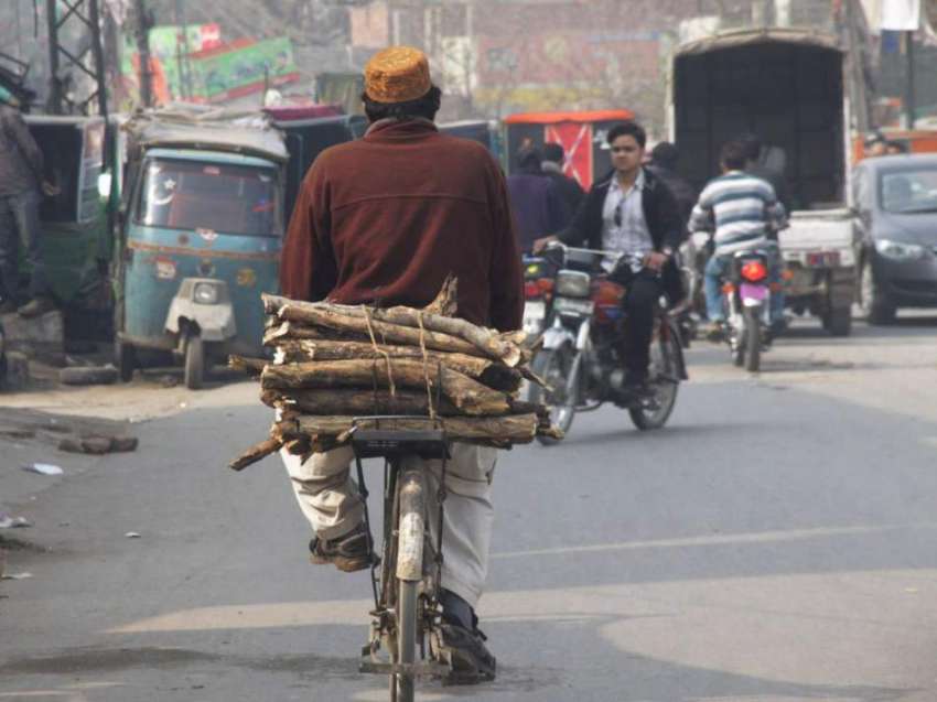 لاہور: ایک سائیکل سوار گیس کی لوڈ شیڈنگ کے باعث گھر کا چولہا ..