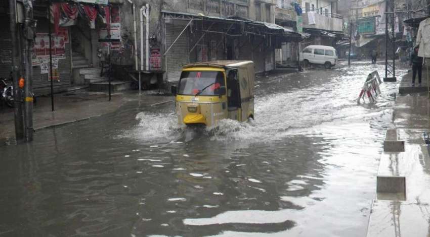 راولپنڈی: ایک رکشہ بارش کے پانی سے گزر رہا ہے۔