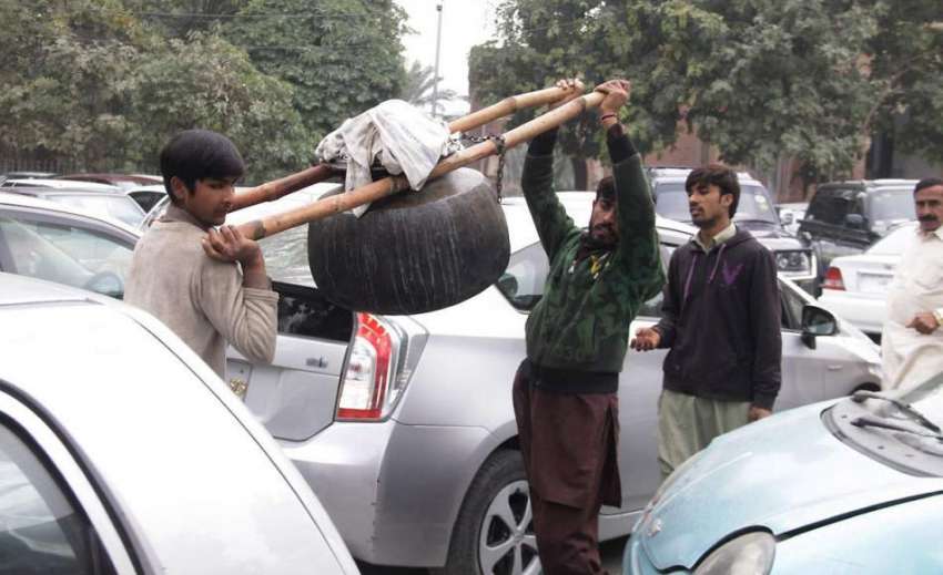 لاہور: ہائیکورٹ کی پارکنگ میں کھڑی گاڑیوں کے اوپر سے دو افراد ..