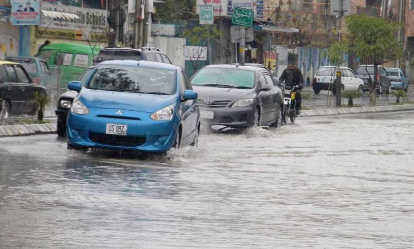 راولپنڈی: تیز دھار بارش کے بعد سڑک پر کھڑے پانی کا منظر۔