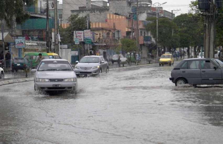 راولپنڈی: تیز دھار بارش کے بعد جمع شدہ پانی سے گاڑیاں گزر ..