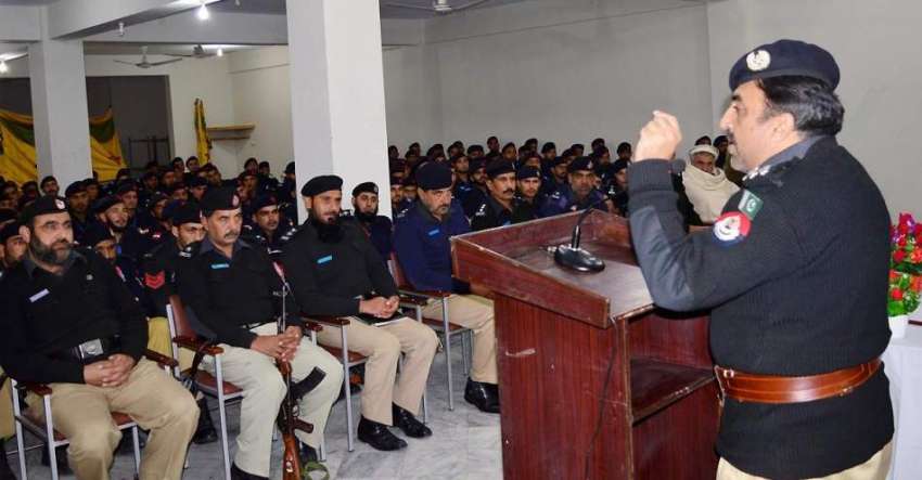 صوابی: ڈی آئی جی سعید خان وزیر پولیس ریکروٹس سے خطاب کر رہے ..