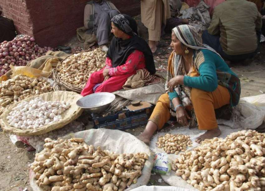 لاہور: محنت کش خواتین سبزی منڈی میں دکانیں سجائے بیٹھی ہیں۔