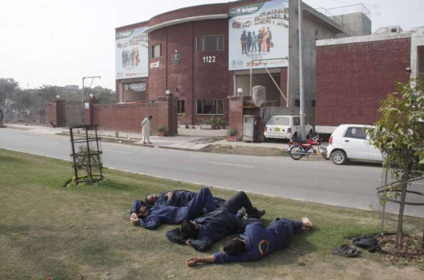 لاہور: لاری اڈہ کے قریب ریسکیو 1122کے دفتر کے سامنے گرین بیلٹ ..