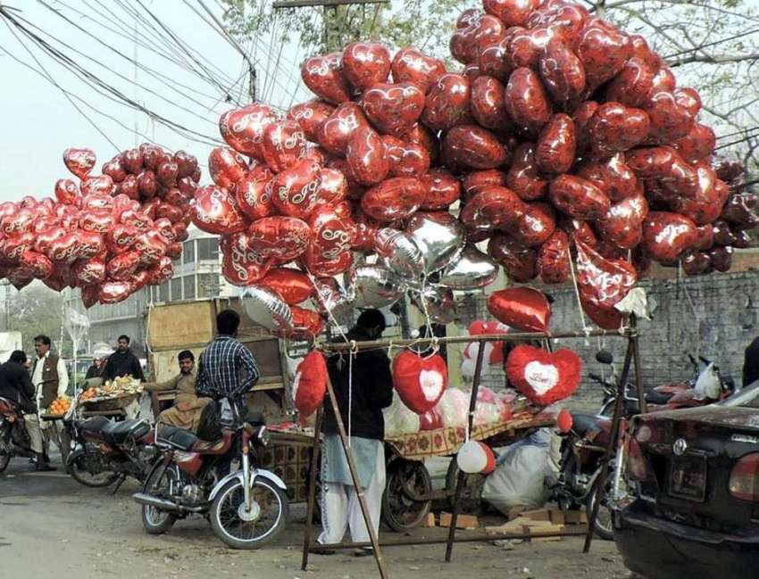 لاہور: ایک محنت کش ویلنٹائن ڈے کی مناسبت سے دل نما غبارے ..