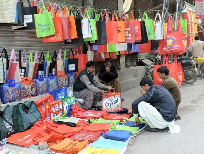 لاہور: انارکلی میں ایک شخص نے کپڑے کے بنے ہوئے بیگ فروخت ..