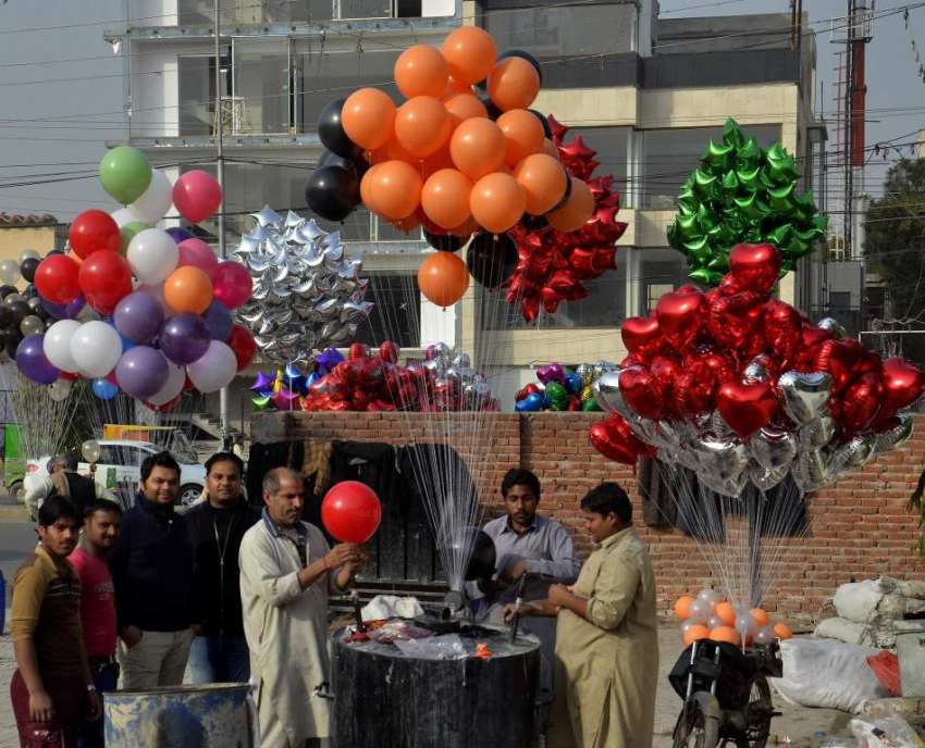 لاہور: محنت کش ویلنٹائن ڈے کے موقع پر غبارے تیار کر رہا ہے۔
