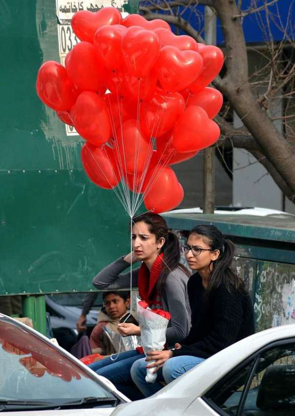 اسلام آباد: لڑکیاں دوکاندار سے ویلنٹائن ڈے کی مناسبت سے ..