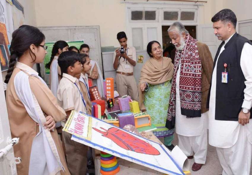 کراچی: ناظم آباد میں واقع اختر اکیڈمی میں سائنسی نمائش میں ..