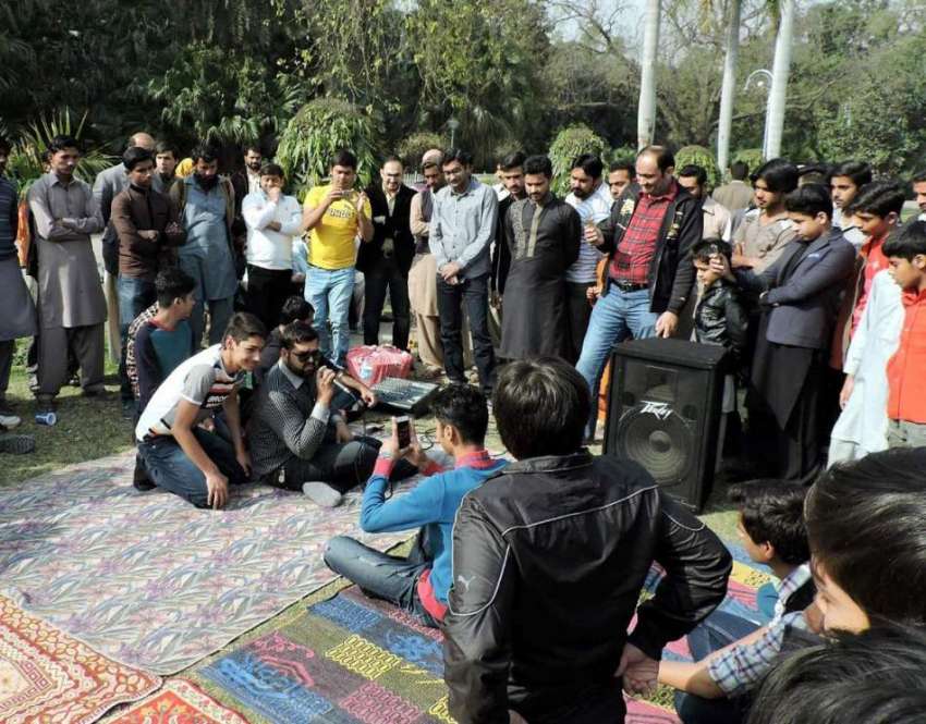 لاہور: نوجوانوں نے ویلنٹائن ڈے کی مناسبت سے باغ جناح میں ..