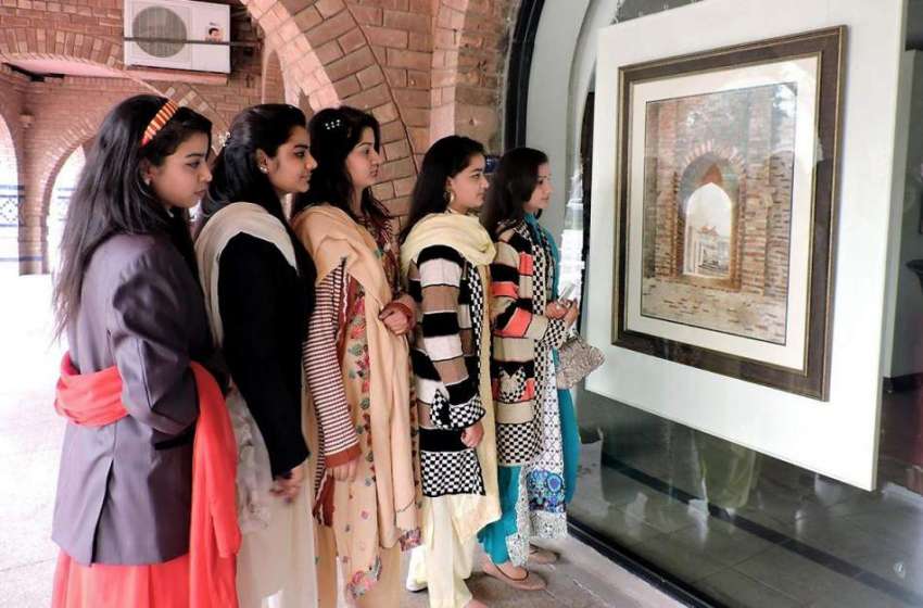 لاہور: الحمراء ہال میں لڑکیاں ایک تصویر کو انہماک سے دیکھ ..