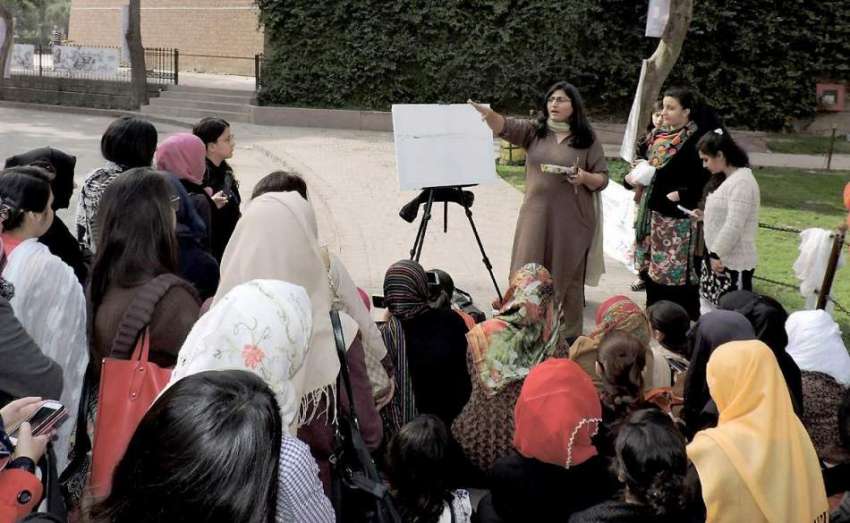 لاہور: الحمراء ہال کے صحن میں ایک ٹیچر طالبات کو آرٹ کی کلاس ..