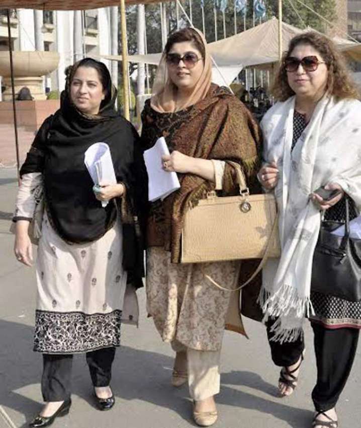 لاہور: خواتین ارکان پنجاب اسمبلی کے اجلاس میں شرکت کے بعد ..