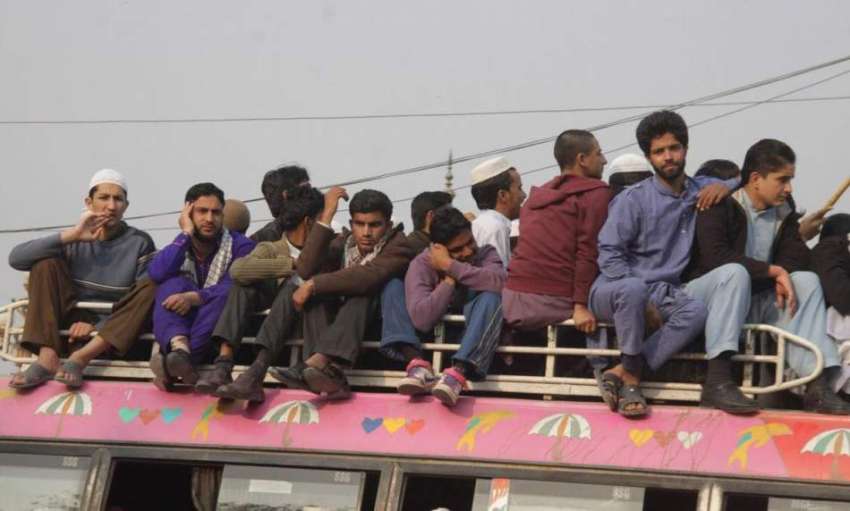 لاہور: ٹرانسپورٹ کی کے باعث مسافر بس کی چھت پر بیٹھ کر سفر ..