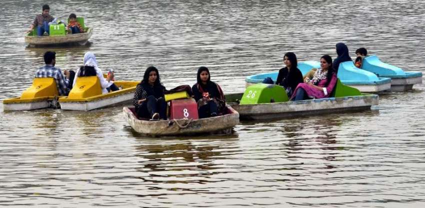 لاہور: خوشگوار موسم میں شہری مقامی پارک میں کشتی رانی سے ..