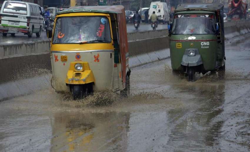 لاہور: صوبائی دارالحکومت میں بارش کے بعد سڑکوں پر پانی کھڑا ..