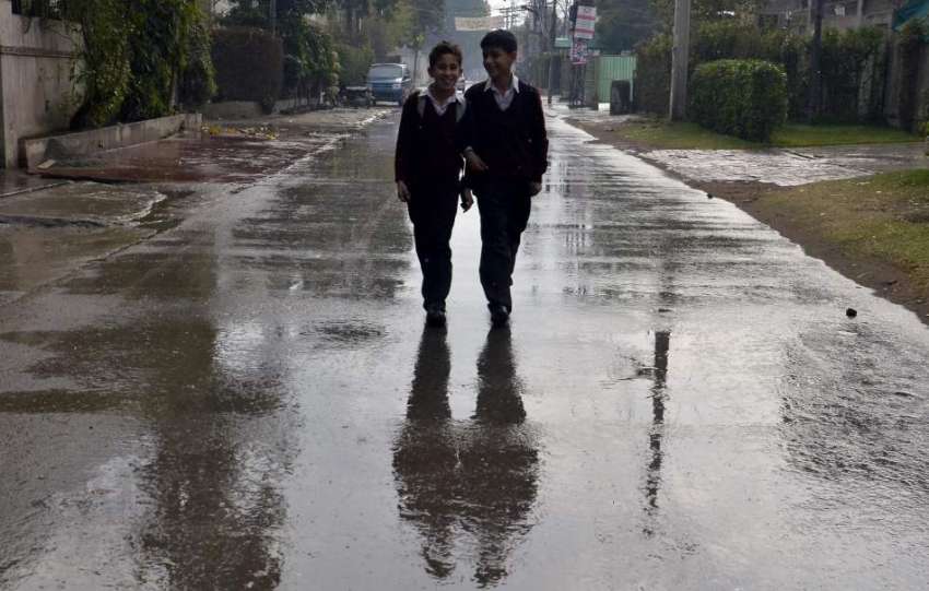 لاہور: صوبائی دارالحکومت میں بارش کے دوران بچے سکول سے گھر ..