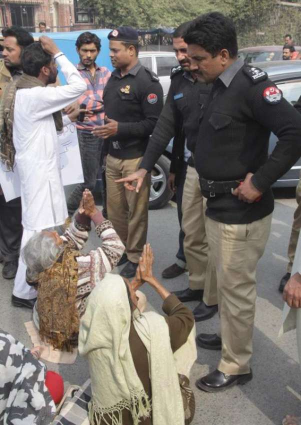 لاہور: گجرات کے رہائشی مقامی پولیس کے خلاف پریس کلب کے باہر ..