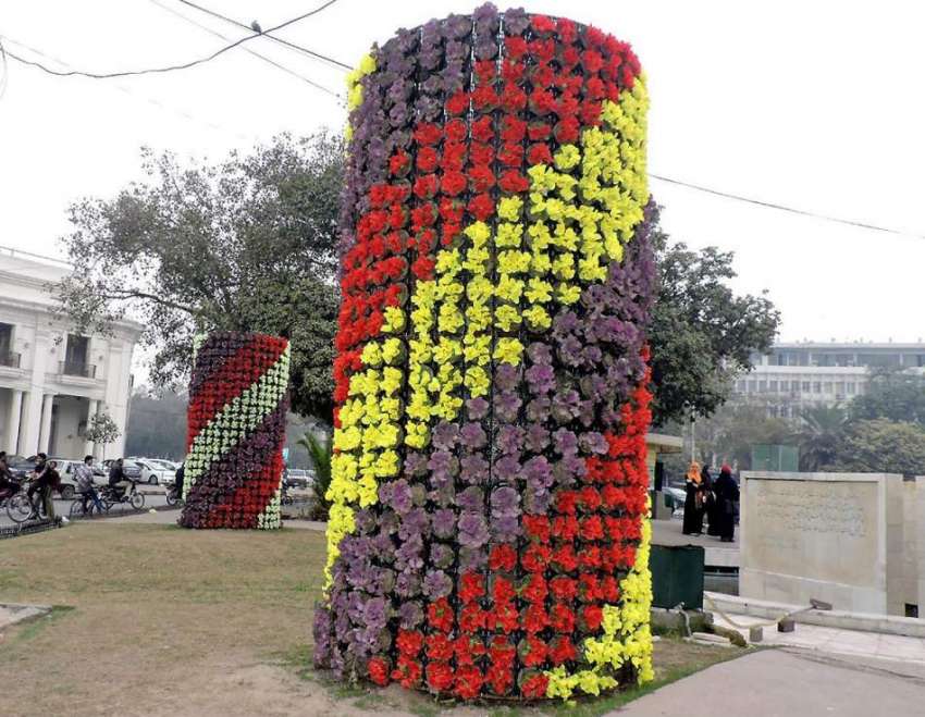 لاہور: پی ایچ اے کی طرف سے فیصل چوک میں مختلف رنگوں کے پھولوں ..