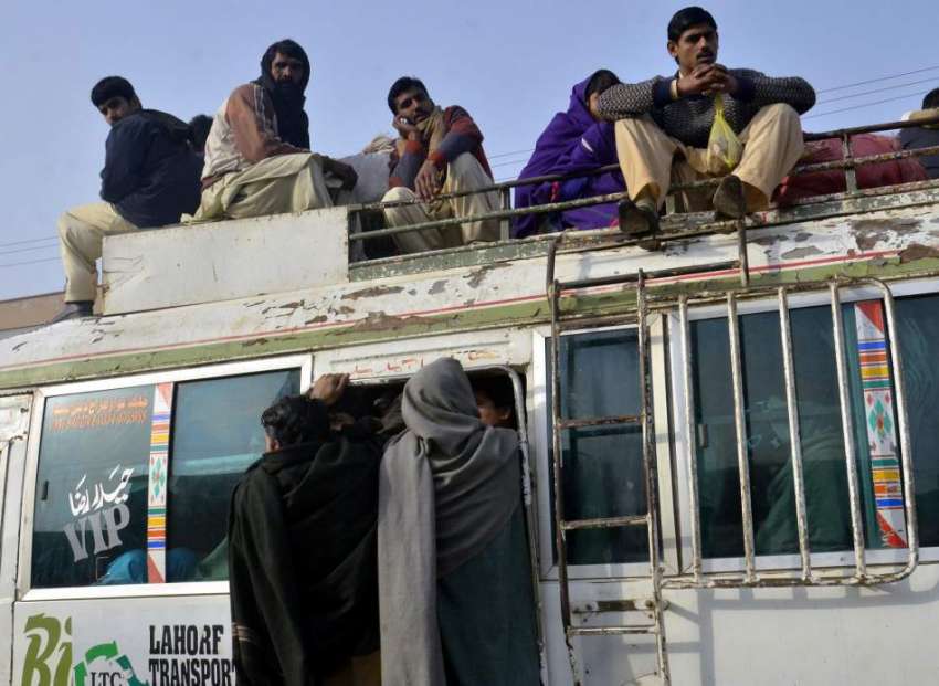 لاہور: شہری خطر ناک انداز سے سفر کر رہے ہیں جو کسی حادثے کا ..
