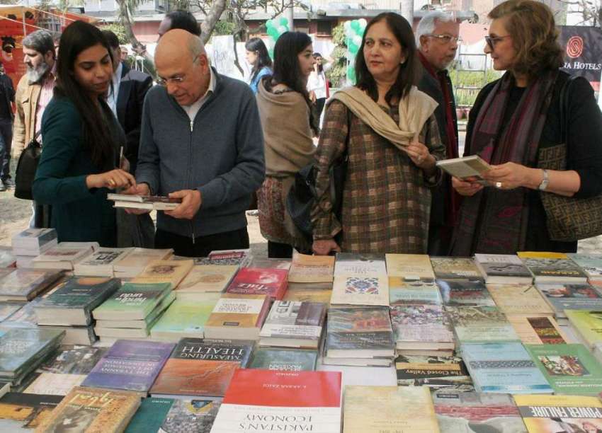 لاہور: لاہور لٹریری فیسٹیول میں شریک مندوبین سٹال سے کتابیں ..