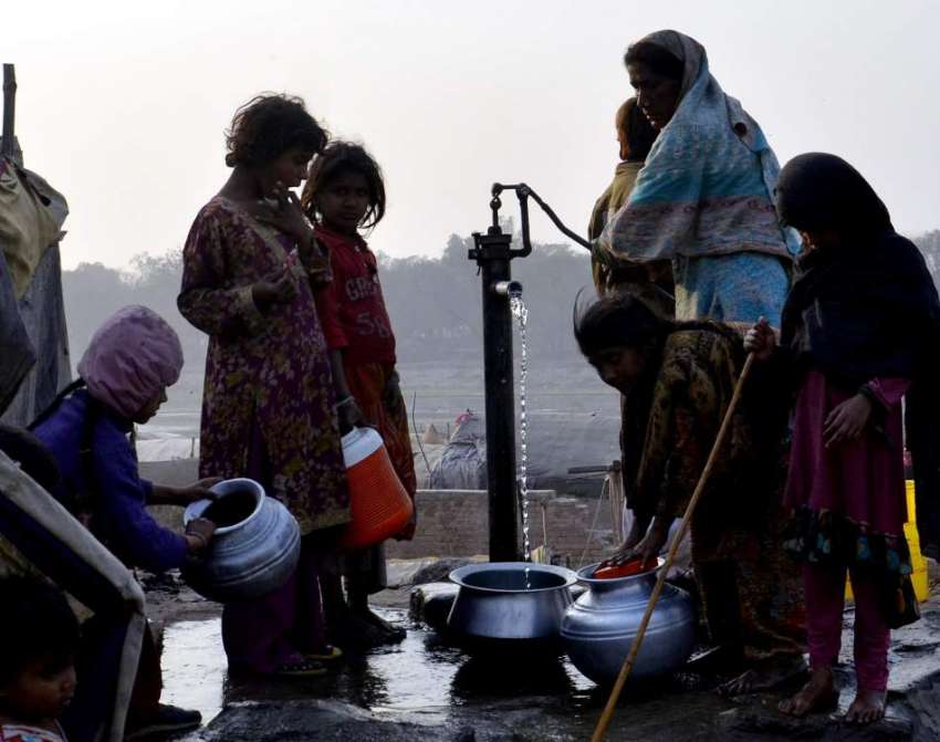 لاہور: خانہ بدوش خواتین پانی بھر کر اپنے گھروں کو لیجا رہی ..
