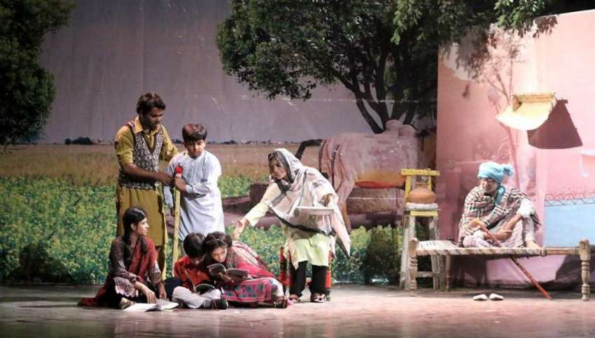 لاہور: الحمراء ہال IIمیں آزاد تھیٹر کے اسٹیج ڈرامہ ”دو دونی ..