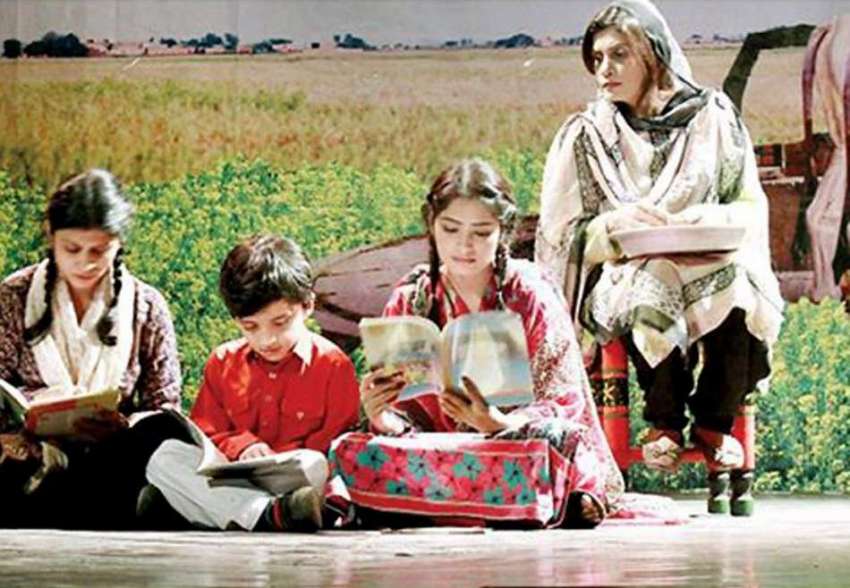 لاہور: الحمراء ہال IIمیں آزاد تھیٹر کے اسٹیج ڈرامہ ”دو دونی ..