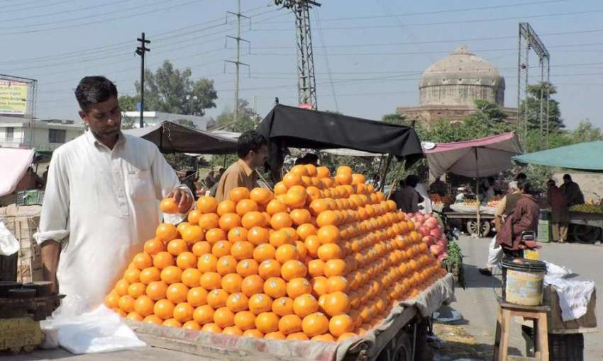 لاہور: کینال روڈ پر ایک پھل فروش گاہکوں کو متوجہ کرنے کے ..
