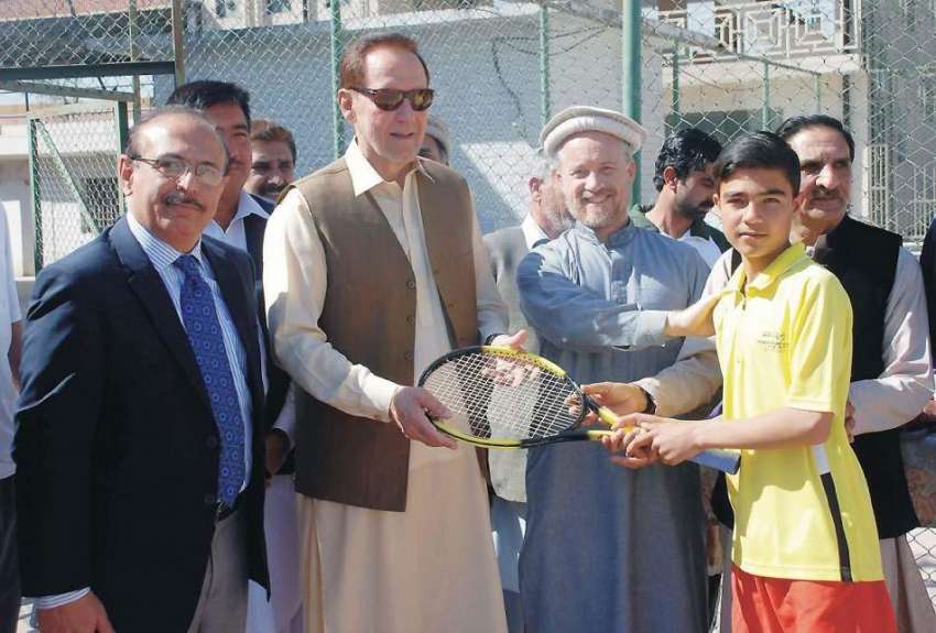 پشاور: پاکستان ٹینس فیڈریشن کے صدر سلیم سیف اللہ کھلاڑیوں ..