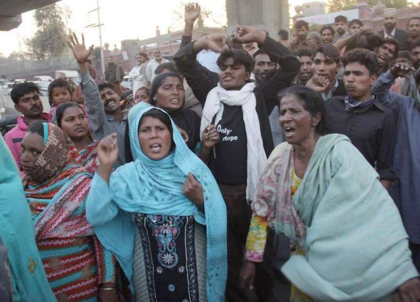 لاہور: بھٹہ مزدور اپنے ساتھیوں کی بازیابی کے لیے لوئر مال ..