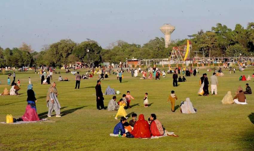 لاہور: جیلانی پارک میں فیملیوں کی بڑی تعداد سیروتفریح کے ..