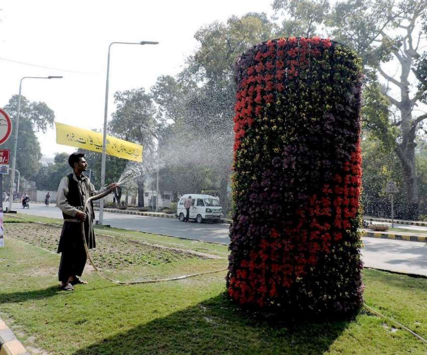 لاہور: مال روڈ پر پی ایچ اے کا ملازم خوبصورت پھولوں سے تیار ..
