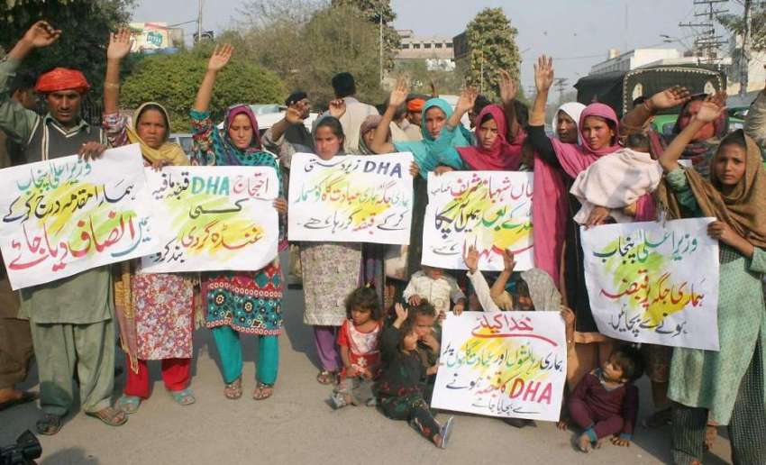 لاہور: موضع گاؤں ہرپالکے کے رہائشی اپنے مطالبات کے حق میں ..