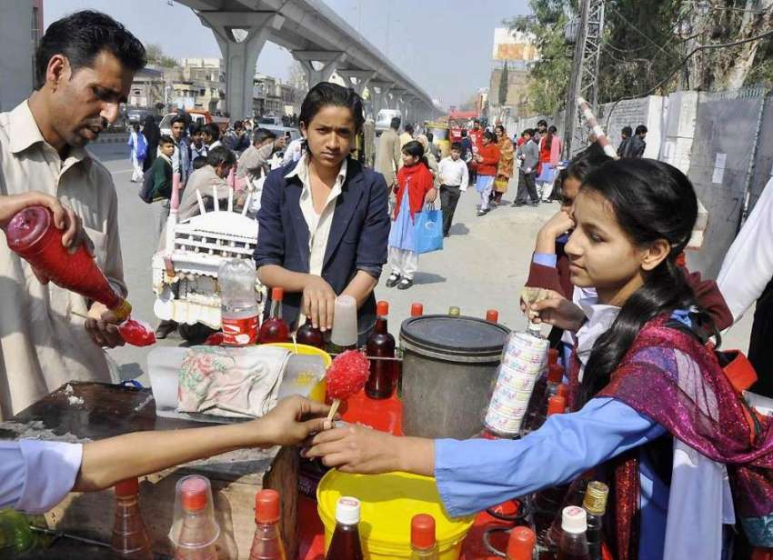 راولپنڈی: بچے گولا گنڈا خرید رہے ہیں۔