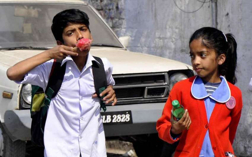 راولپنڈی: موسم بدلتے ہی بچے گولا گنڈا خرید کر کھا رہے ہیں۔