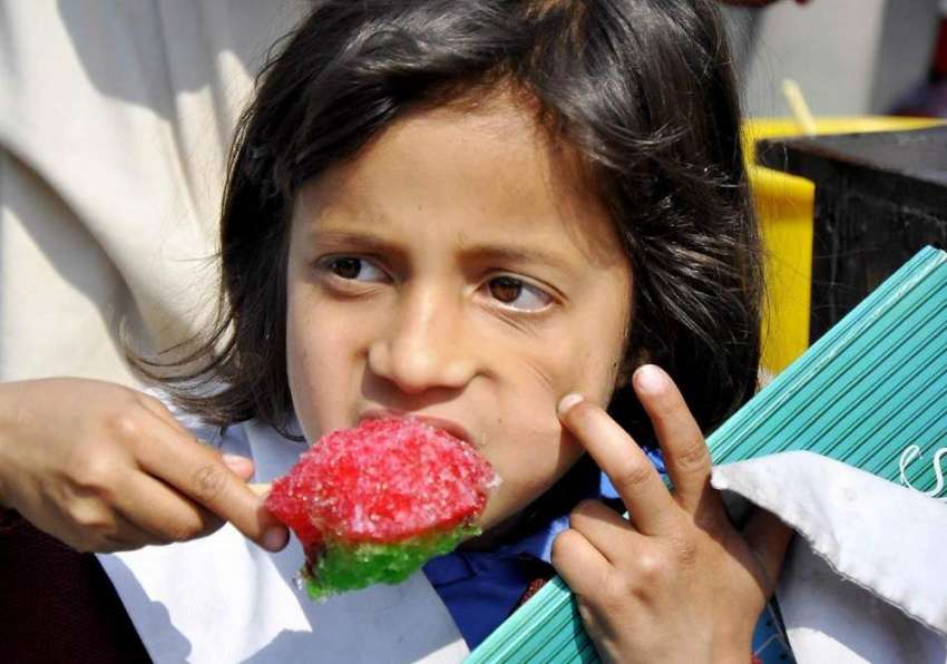 راولپنڈی: موسم بدلتے ہی بچے گولا گنڈا سے محظوظ ہو رہی ہے۔