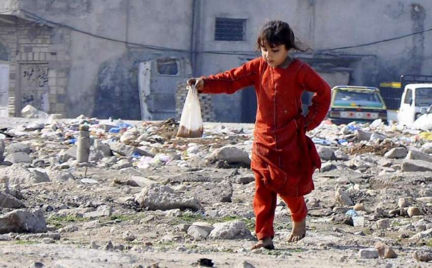 راولپنڈی: ایک کمسن بچی چائے ہاتھ میں لیے ننگے پاؤں گھر جا ..