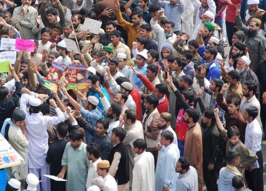لاہور: ممتاز قادری کو پھانسی دیئے جانے کے خلاف احتجاجی مظاہرہ ..