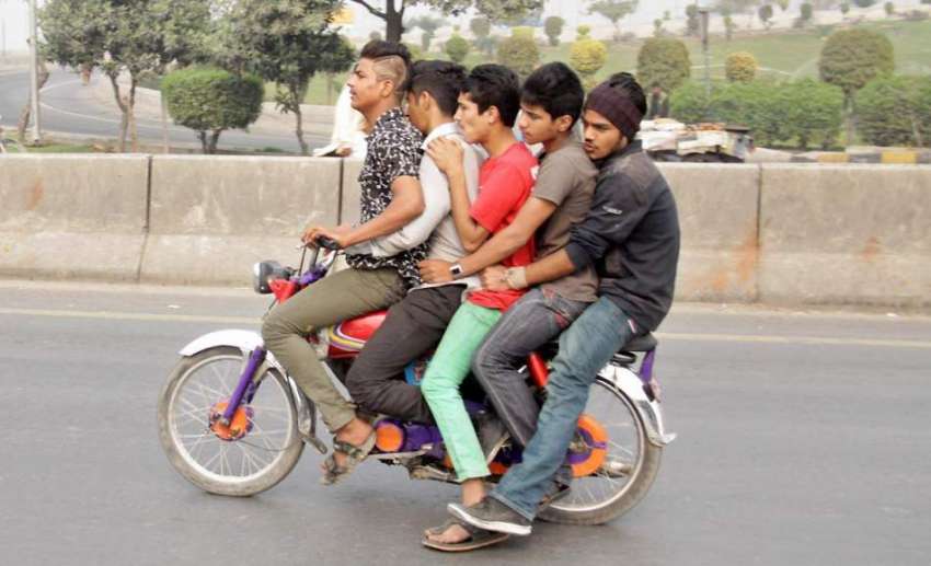 لاہور: پانچ نوجوان موٹر سائیکل پر خطر ناک طریقے سے سوار ہو ..